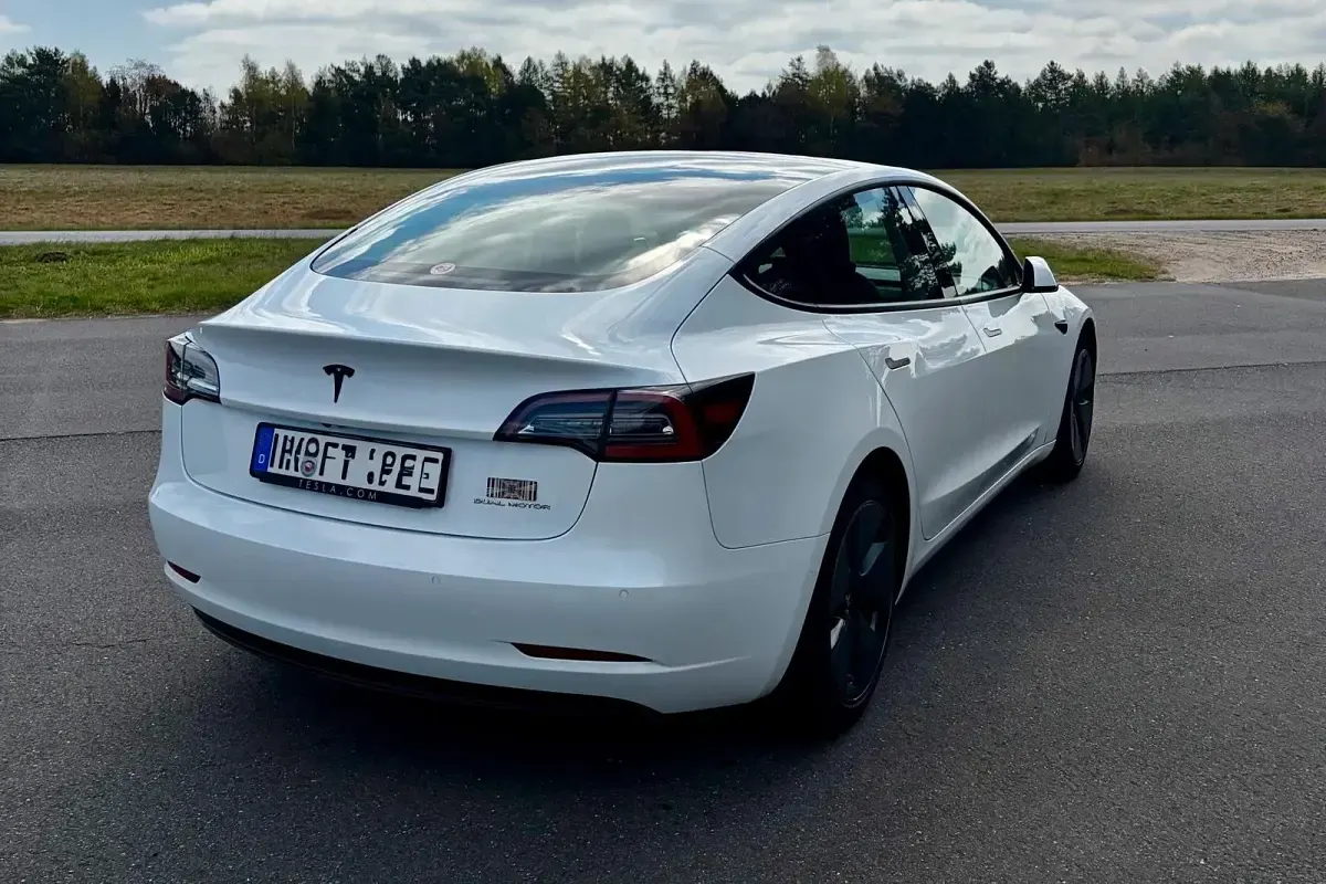 Käytetty Tesla Model 3 324 kW (441 HP) 2021 Valkoinen Sedan