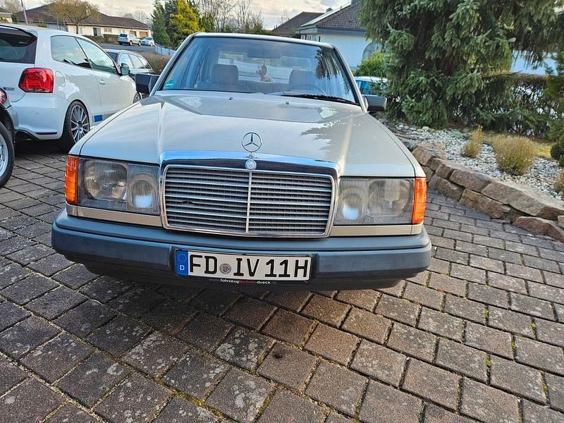 Gebraucht Mercedes 230 132 PS (97 kW) 1988 Beige Limousine