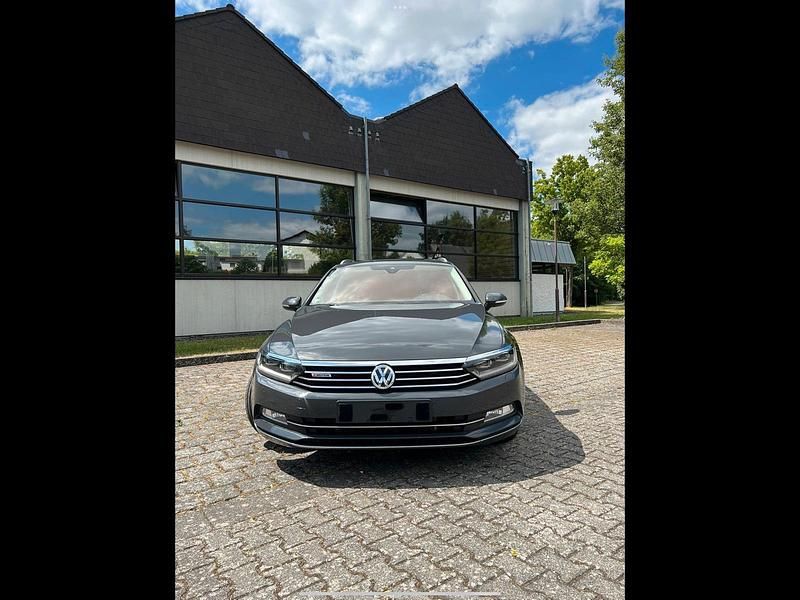 Grau Gebraucht 2018 VW Passat Kombi | 13.000 € (Superpreis) - Bild 1/4
