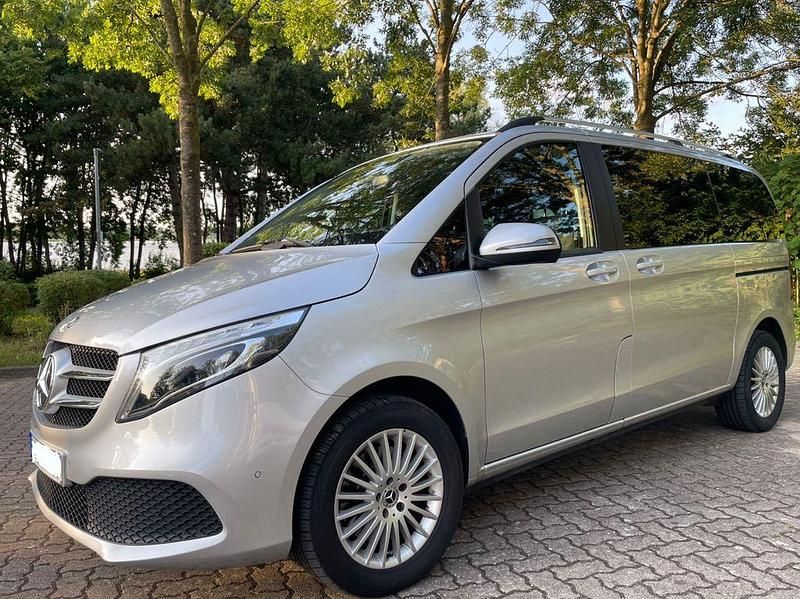 Silber Gebraucht 2019 Mercedes V220 Edition Van / Kleinbus | 40.900 € (Guter Preis) - Bild 1/4