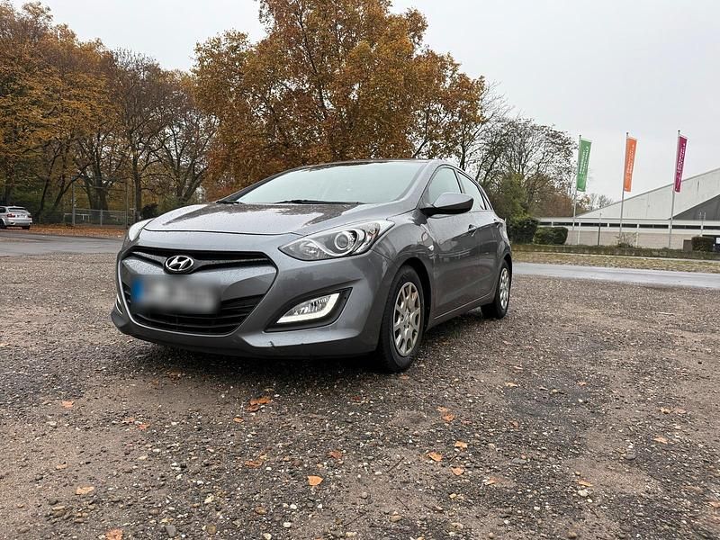 Grau Gebraucht 2013 Hyundai i30 Kleinwagen | 4.899 € (Fairer Preis) - Bild 1/4
