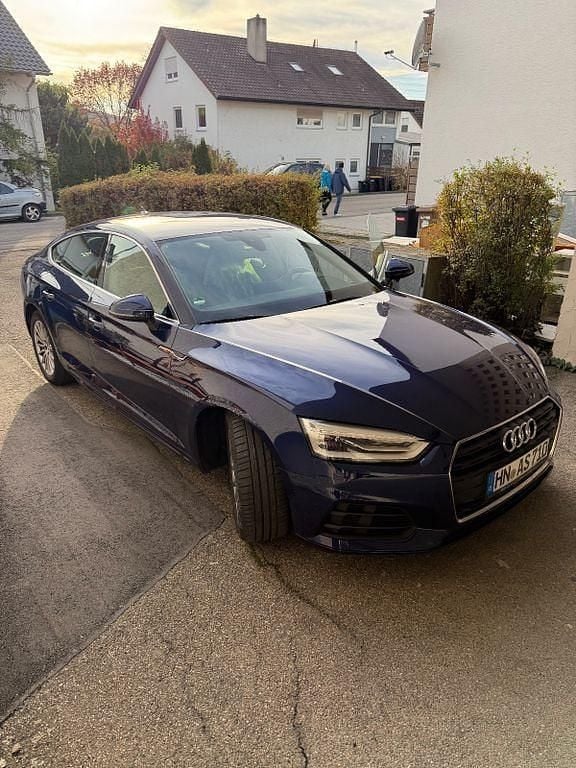 Blau Gebraucht 2019 Audi A5 Sportback Ambiente Kleinwagen | 21.999 € (Superpreis) - Bild 1/4
