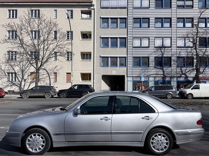 Gebraucht Mercedes E220 Elegance 143 PS (105 kW) 2001 Silber Limousine