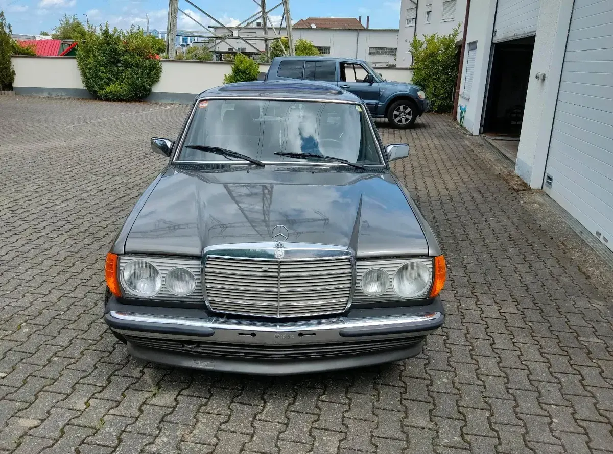 Gebraucht Mercedes E230 136 PS (100 kW) 1982 Grau Limousine