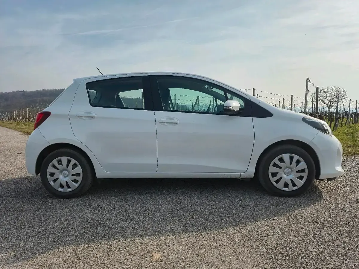 Gebraucht Toyota Yaris 99 PS (72 kW) 2014 Weiß Kleinwagen