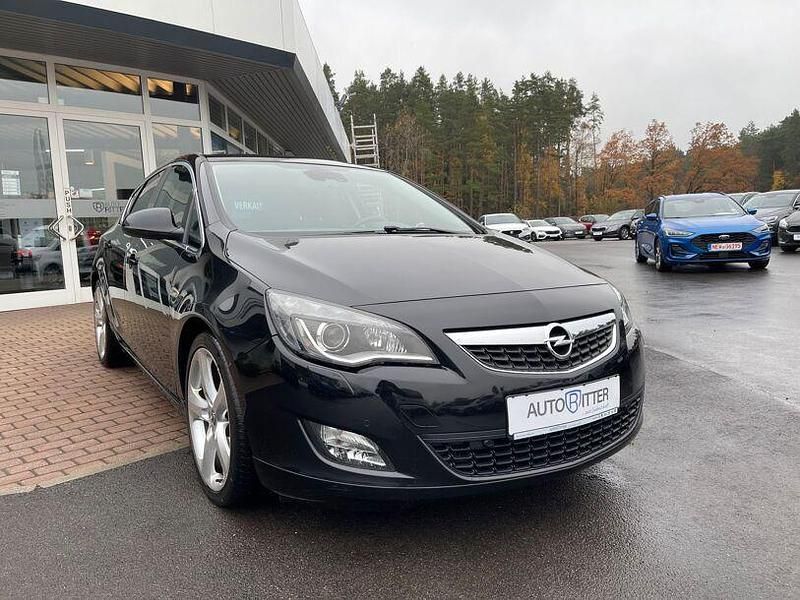 Saphirschwarz mineraleffekt (metallic) Gebraucht 2011 Opel Astra Sport Limousine | 6.890 € (Fairer Preis) - Bild 1/4