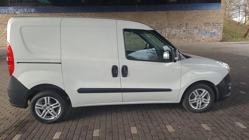 Usado Opel Combo Selection 95 HP (69 kW) 2015 Branco Monovolume