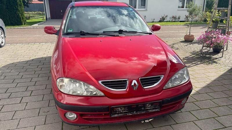 Rot Gebraucht 2001 Renault Mégane Limousine | 1.500 € (Fairer Preis) - Bild 1/4