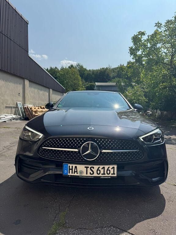 Grau Gebraucht 2023 Mercedes C300 AMG line Limousine | 42.999 € (Fairer Preis) - Bild 1/4