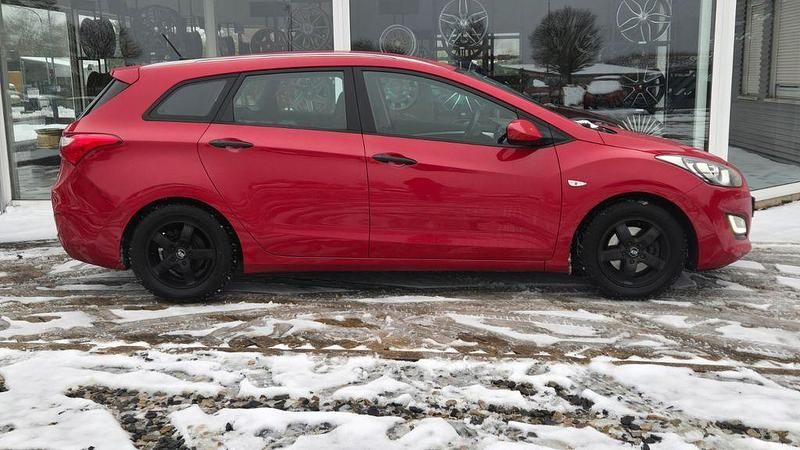 Gebraucht Hyundai i30 Classic 90 PS (66 kW) 2013 Rot Kombi