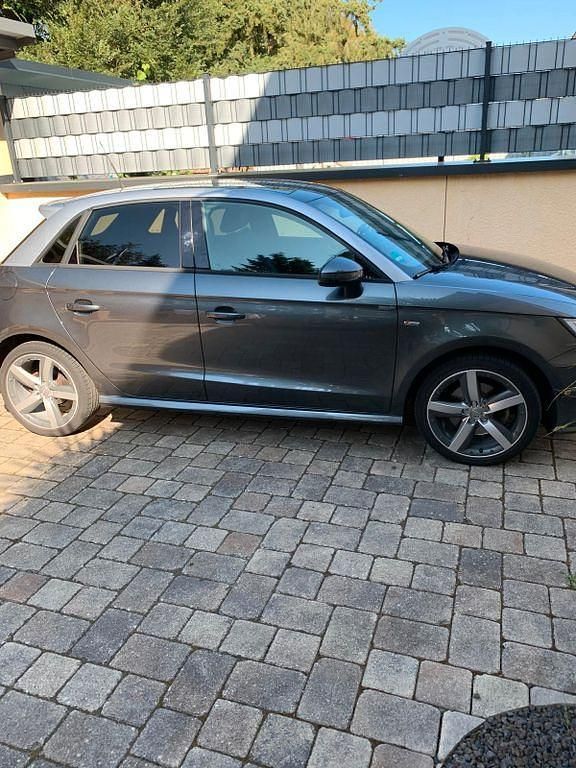 Grau Gebraucht 2017 Audi A1 Sportback S-Line Kleinwagen | 16.300 € (Fairer Preis) - Bild 1/4