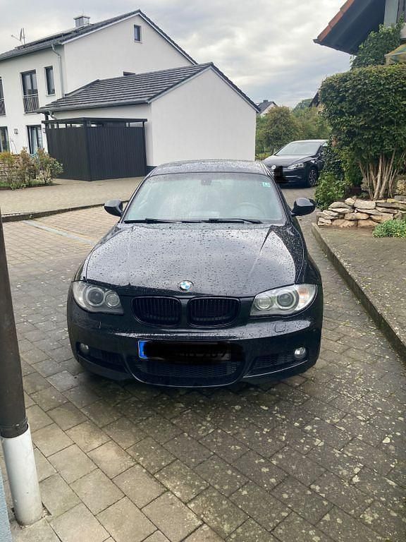 Schwarz Gebraucht 2012 BMW 123 Sport Line Kleinwagen | 16.700 € - Bild 1/4