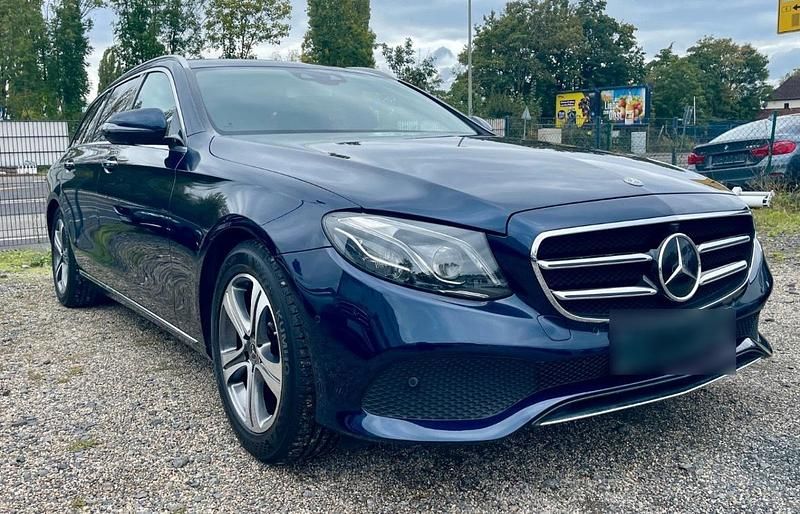 Gebraucht Mercedes E220 194 PS (142 kW) 2019 Blau Kombi