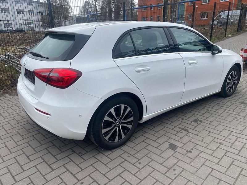 Gebraucht Mercedes A180 116 PS (85 kW) 2021 Weiß Limousine