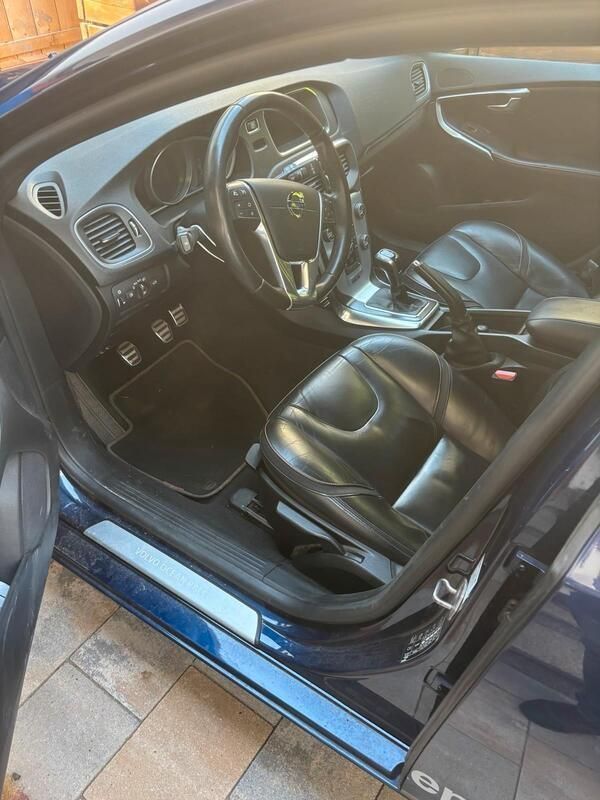 Blau Gebraucht 2015 Volvo V40 Ocean Race Kombi | 12.500 € (Etwas zu teuer) - Bild 1/4