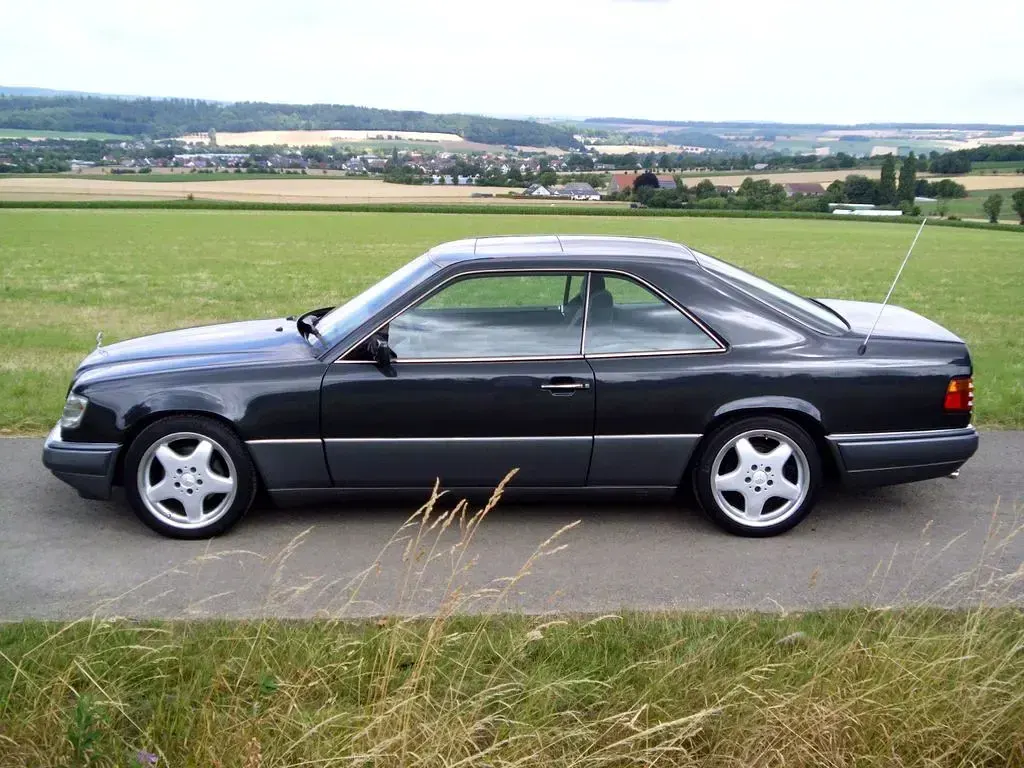 Gebraucht Mercedes E220 150 PS (110 kW) 1995 Schwarz Coupé