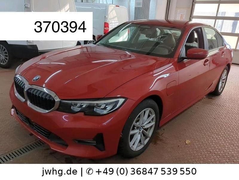 Rot Gebraucht 2020 BMW 330e Advantage Limousine | 22.950 € (Fairer Preis) - Bild 1/4