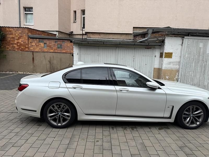 Weiß Gebraucht 2019 BMW 750 M Sport Limousine | 43.250 € (Fairer Preis) - Bild 1/4