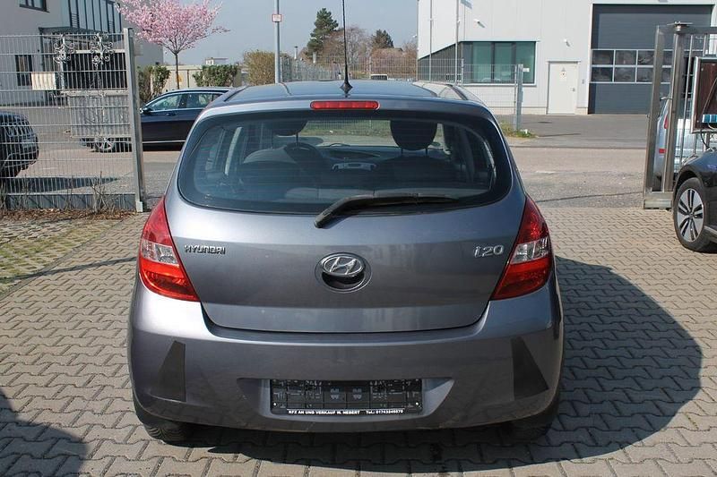 Gebraucht Hyundai i20 77 PS (56 kW) 2010 Grau Kleinwagen