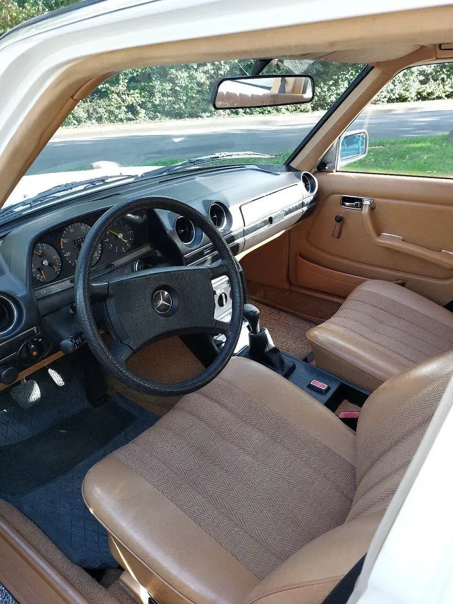 Gebraucht Mercedes 240 73 PS (53 kW) 1980 Weiß Limousine