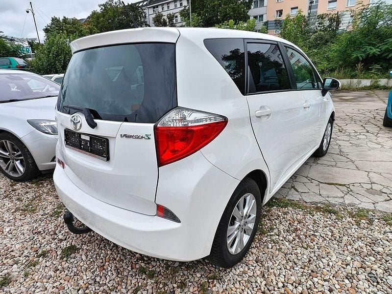 Gebraucht Toyota Verso-S Life 99 PS (72 kW) 2011 Weiß Van / Kleinbus