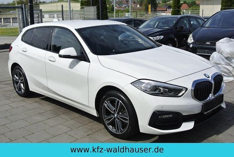 Weiß Gebraucht 2020 BMW 118 Sport Line Kleinwagen | 16.500 € (Fairer Preis) - Bild 1/4