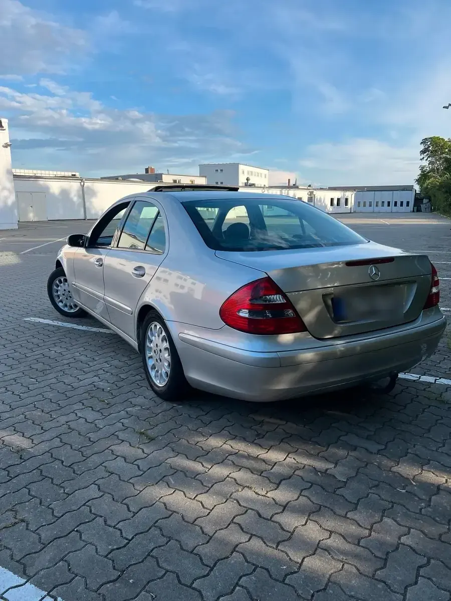 Gebraucht Mercedes E220 150 PS (110 kW) 2002 Silber Limousine