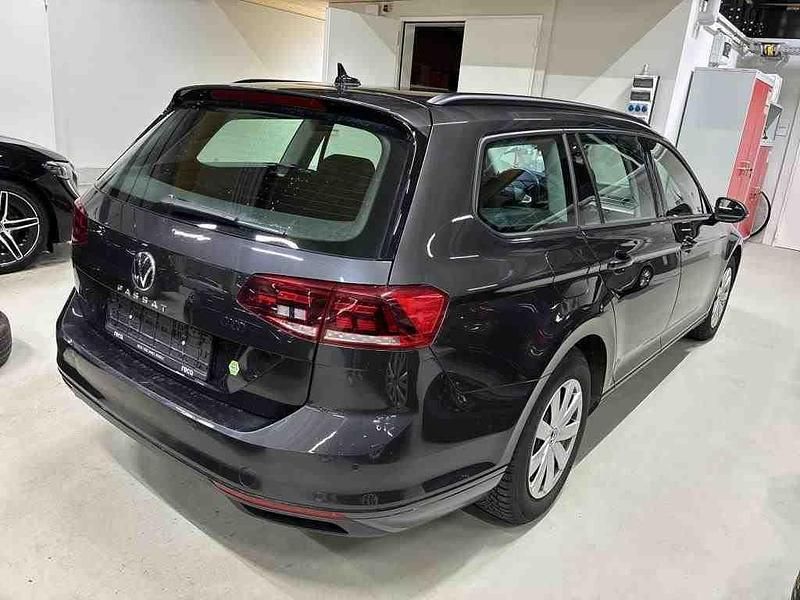 Gebraucht VW Passat Basis 122 PS (89 kW) 2023 Grau Kombi