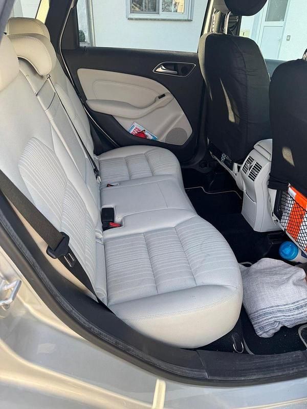 Gebraucht Mercedes B200 156 PS (114 kW) 2014 Silber Van / Kleinbus