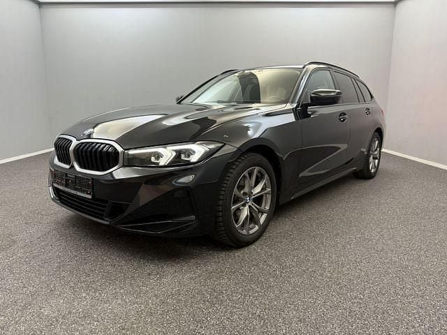 Schwarz Gebraucht 2023 BMW 320 Shadowline Kombi | 28.699 € (Superpreis) - Bild 1/4