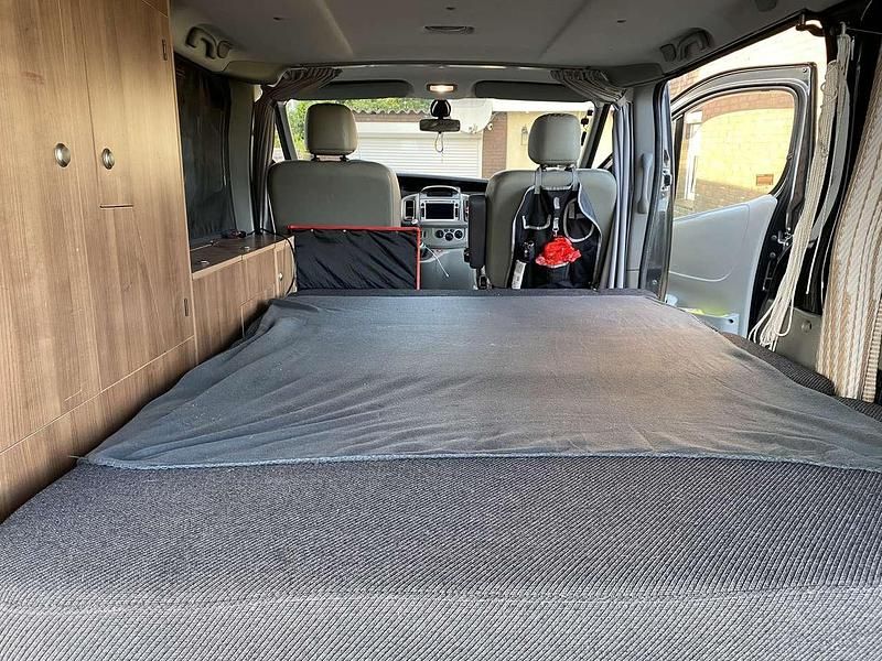 Używany Opel Vivaro 114 KM (83 kW) 2009 Czarny Minivan