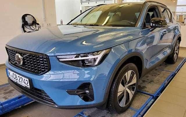 Fjord blue / metallic (metallic) Gebraucht 2024 Volvo XC40 Plus SUV | 38.450 € (Fairer Preis) - Bild 1/4