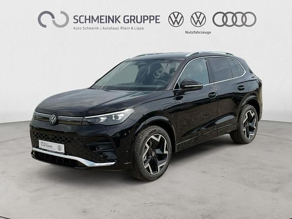 Schwarz (grenadillschwarz metallic) Neu 2025 VW Tiguan R-line SUV | 60.531 € (Teuer) - Bild 1/4