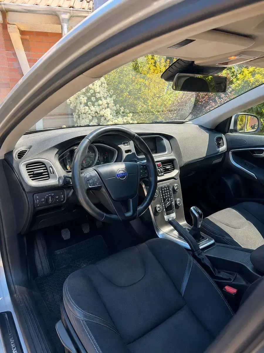 Gebraucht Volvo V40 120 PS (88 kW) 2016 Silber Limousine