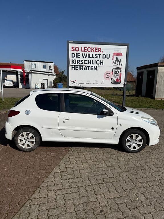 Gebraucht Peugeot 206 60 PS (44 kW) 2012 Weiß Limousine