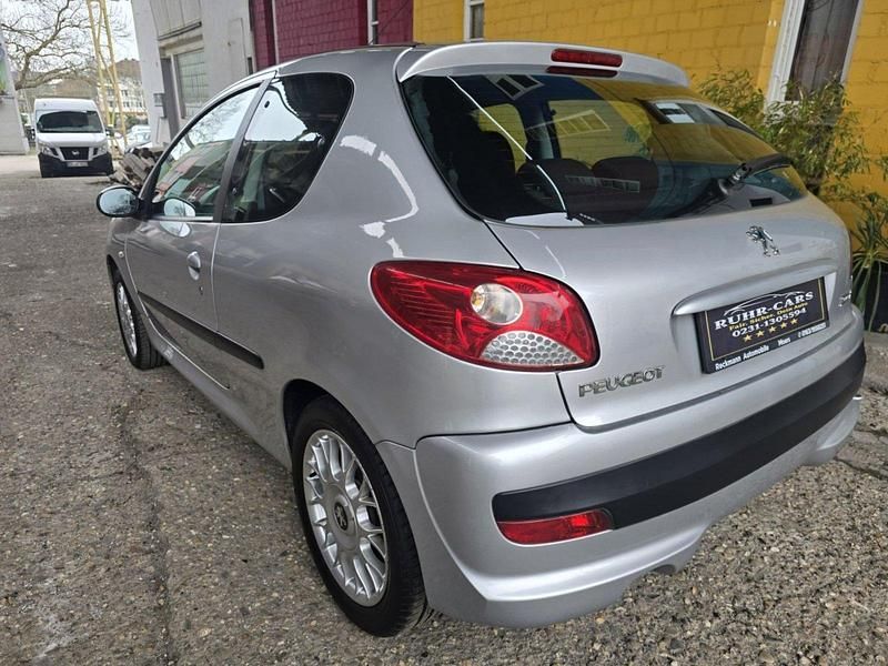 Gebraucht Peugeot 206 60 PS (44 kW) 2010 Silberpolar Kleinwagen