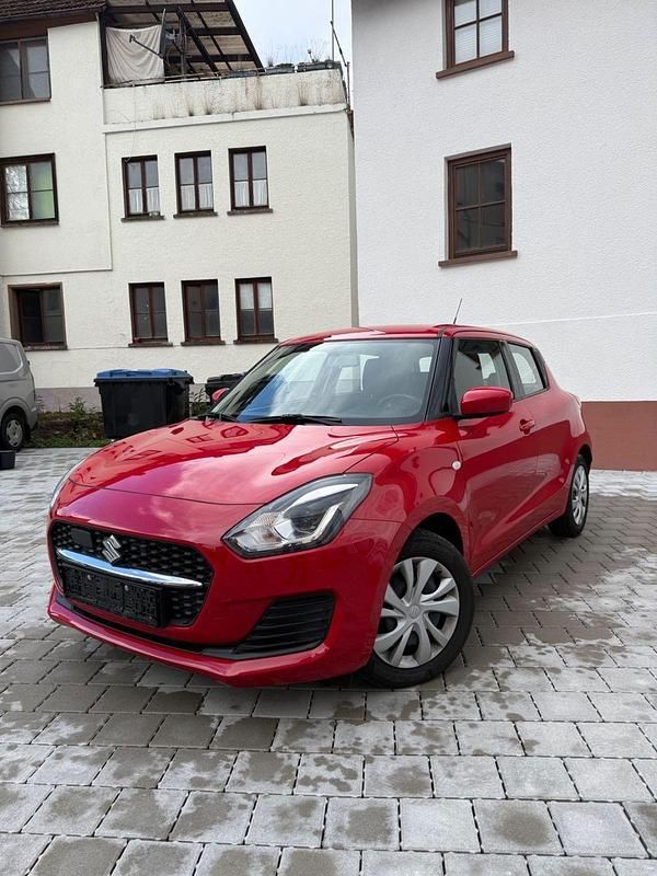 Rot Gebraucht 2021 Suzuki Swift Club Kleinwagen | 11.990 € (Guter Preis) - Bild 1/4