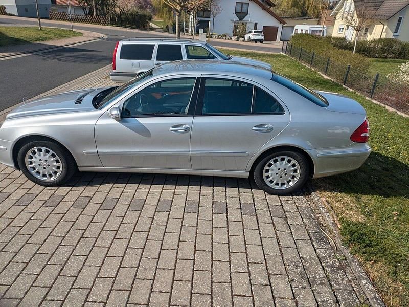 Gebraucht Mercedes E220 Elegance 150 PS (110 kW) 2003 Silber Limousine