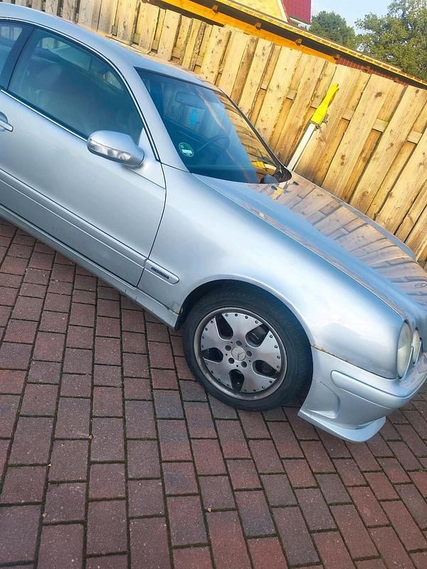 Grau Gebraucht 2000 Mercedes CLK320 Coupé | 1.800 € (Guter Preis) - Bild 1/4