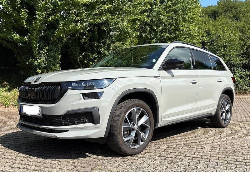 Grau Gebraucht 2023 Skoda Kodiaq SportLine SUV | 41.499 € (Fairer Preis) - Bild 1/4