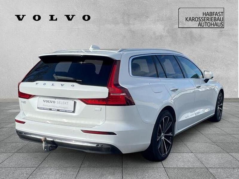 Gebraucht Volvo V60 Core 455 PS (334 kW) 2023 Crystal white pearl / metallic (metallic) Kombi