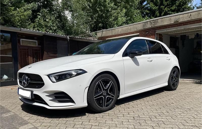 Weiß Gebraucht 2019 Mercedes A250 AMG line Limousine | 27.500 € (Teuer) - Bild 1/4