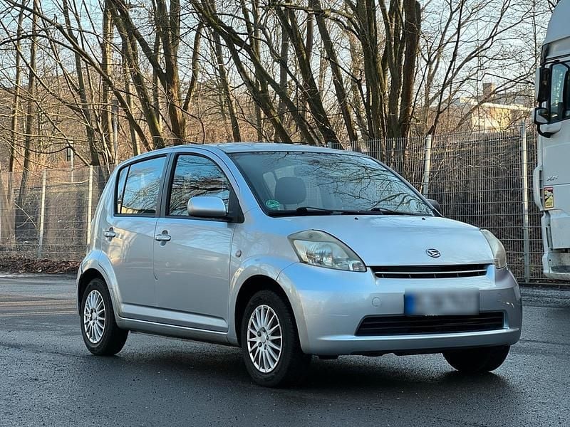 Silber Gebraucht 2006 Daihatsu Sirion Kleinwagen | 1.600 € (Fairer Preis) - Bild 1/4