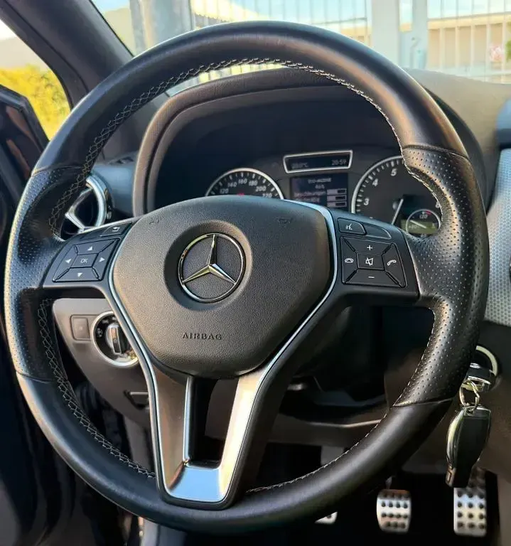 Gebraucht Mercedes B200 156 PS (114 kW) 2012 Schwarz Kleinwagen