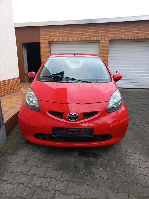 Rot Gebraucht 2006 Toyota Aygo Kleinwagen | 3.200 € (Etwas zu teuer) - Bild 1/3