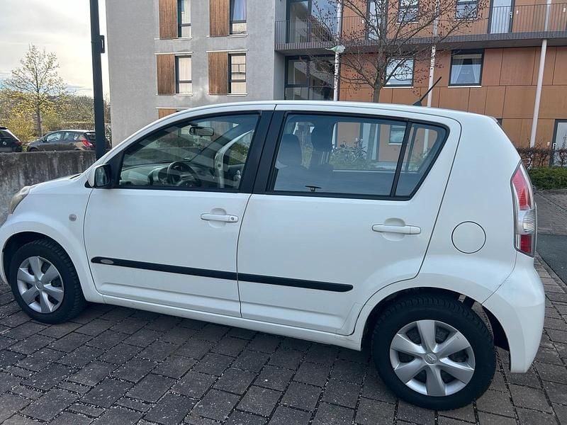 Gebraucht Daihatsu Sirion 70 PS (51 kW) 2007 Weiß Kleinwagen