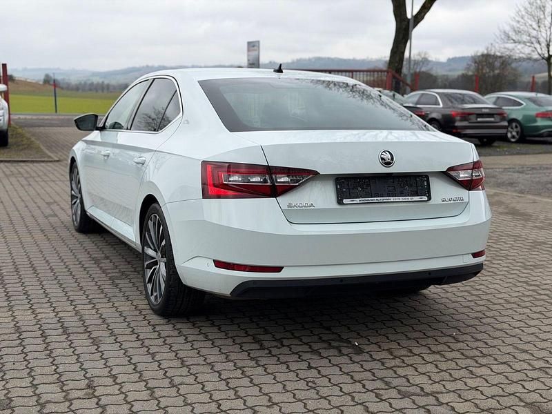 Gebraucht Skoda Superb LAURIN & KLEMENT 190 PS (139 kW) 2016 Weiß Limousine