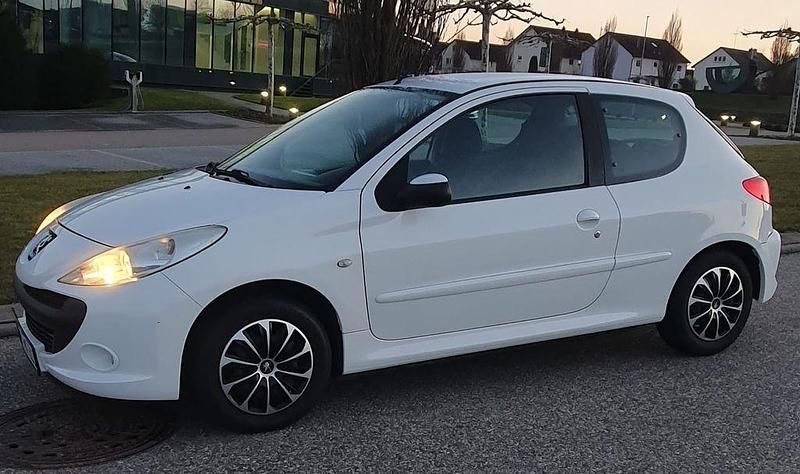 Gebraucht Peugeot 206 73 PS (53 kW) 2010 Weiß Limousine