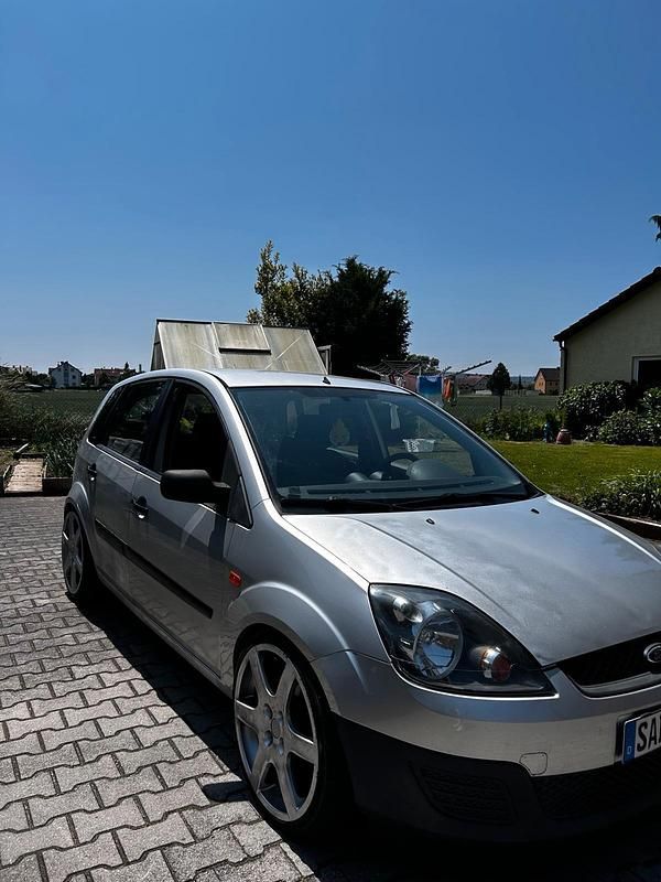 Grau Gebraucht 2005 Ford Fiesta Futura Kleinwagen | 1.900 € (Etwas zu teuer) - Bild 1/4