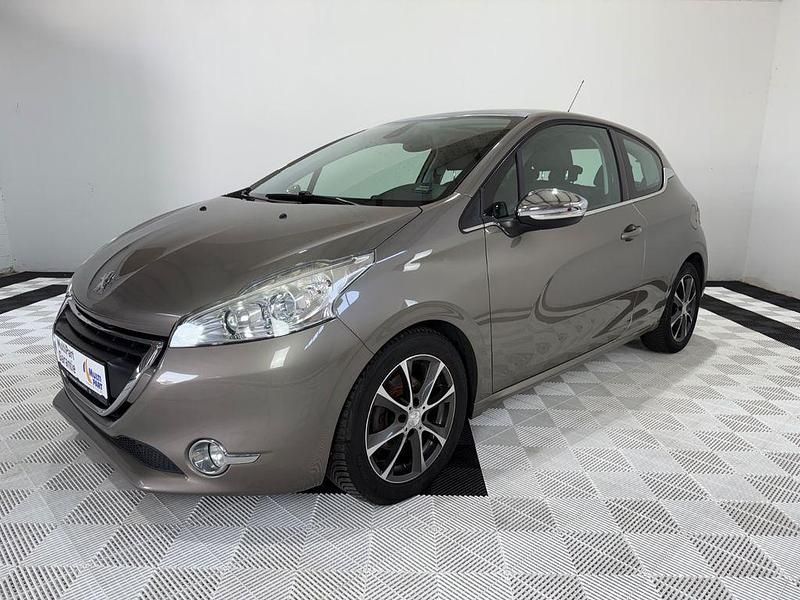 Grau Gebraucht 2015 Peugeot 208 Allure Kleinwagen | 7.499 € (Fairer Preis) - Bild 1/4